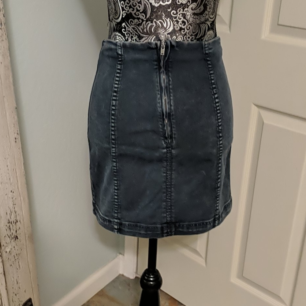 ✨5/$25✨ Free People denim skirt - Picture 4 of 6